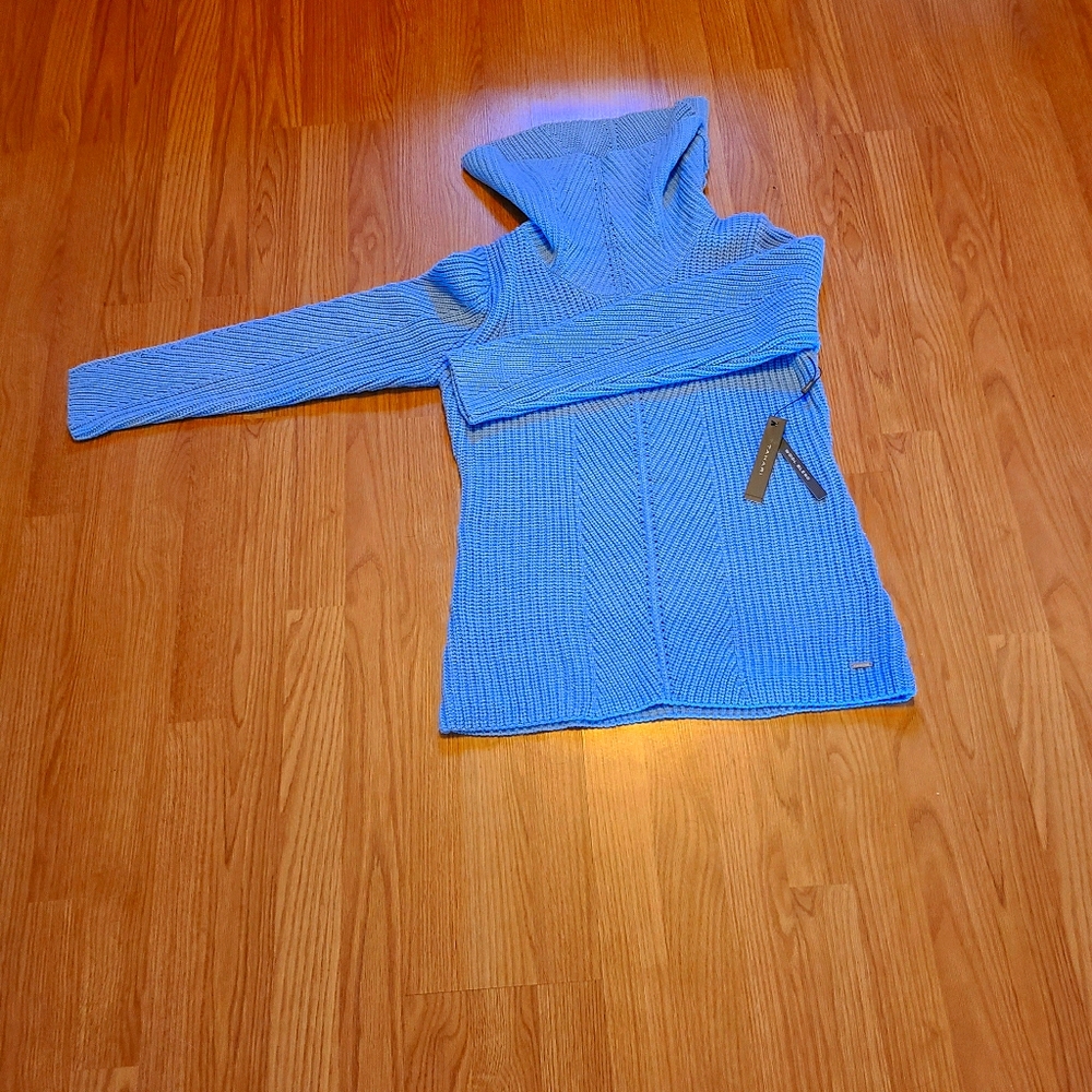 T TAHARI WOOL blend sweater.   Ladies